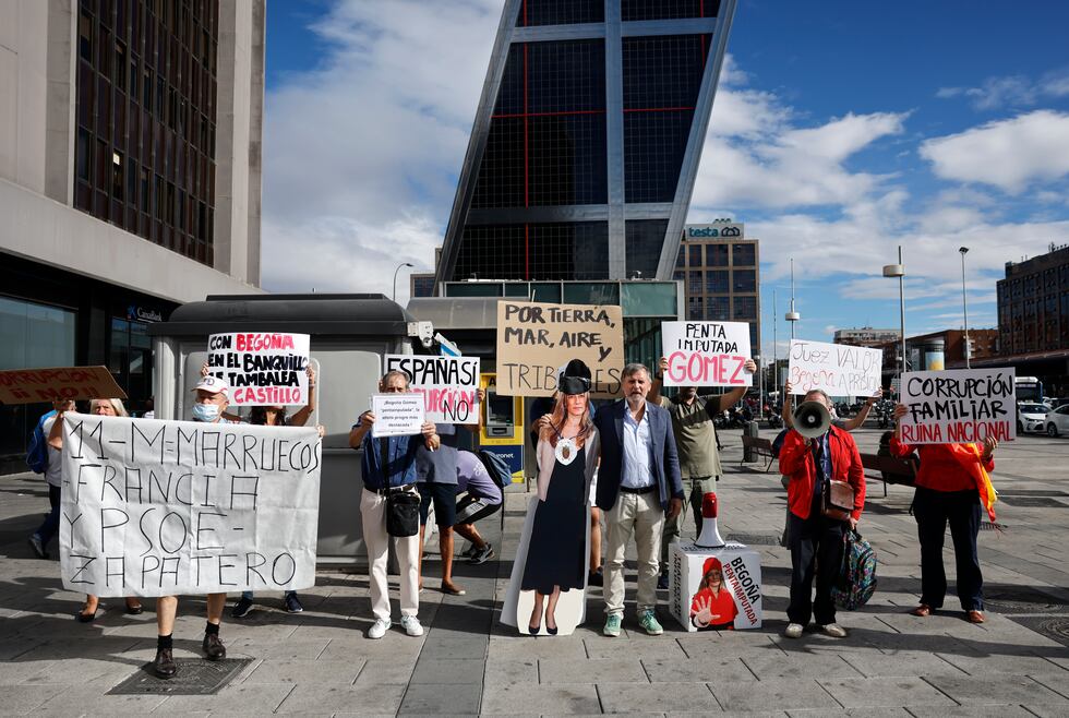 Protestas en el exterior de los juzgados de Plaza Castilla momentos antes de la declaración de Begoña Gómez, este miércoles en Madrid.