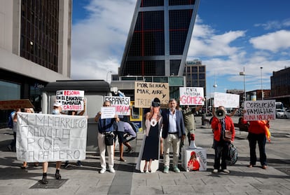 Una decena de personas protestan a las puertas de los juzgados de Plaza Castilla momentos antes de la declaración de Begoña Gómez.