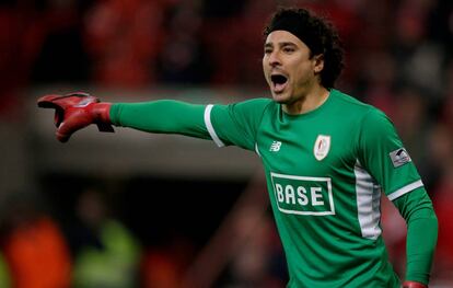 Ochoa durante un partido con el Standard de Lieja.