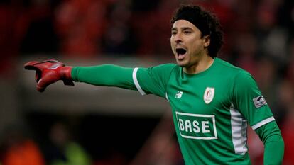 Ochoa durante un partido con el Standard de Lieja.