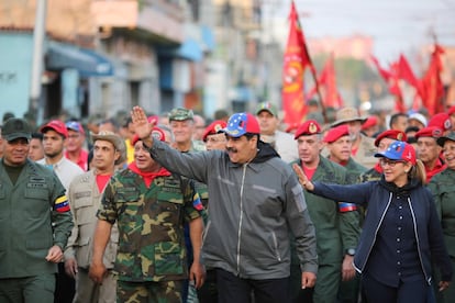 El pasado lunes, Nicolás Maduro hizo una exhibición de fuerza junto a tropas nacionales aprovechando la conmemoración del 27º aniversario del intento de golpe de Estado de Hugo Chávez en Maracay. Este tipo de exhibiciones han sido una estrategia frecuente del régimen de Maduro para medir fuerzas con Guaidó durante las últimas semanas.