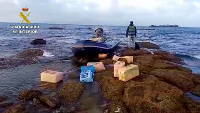 Imagen de la Operación Anatolia, con varios fardos de hachís intervenidos y una narcolancha, en plena costa.