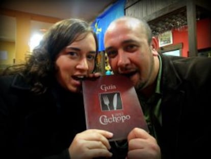 Raquel González y Nacho Gancedo, autores de 'La Guía del Cachopo 2013'.