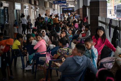 Indígenas emberá del Chocó llegaron en masa a una terminal de transportes en Bogotá debido a la presencia de grupos armados en su territorio, en diciembre de 2023.