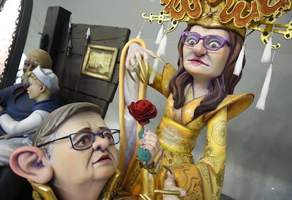 Una figura que muestra al presidente de la generalitat, Ximo Puig, y a la vicepresidenta, Mònica Oltra, vestida de Fu Manchú en la exposición de ninots.