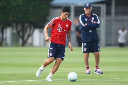 James Rodríguez y Carlo Ancelotti, en un entrenamiento del Bayern Múnich en 2017.