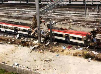 Aspecto, cerca de la estación madrileña de Atocha, de uno de los trenes en los que los terroristas hicieron estallar bombas el 11 de marzo de 2004.
Foto: Efe