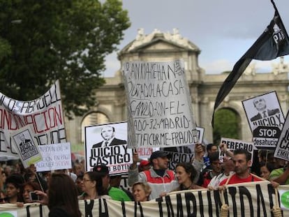 Manifestaci&oacute;n contra los desahucios en la puerta de Alcal&aacute;, en Madrid.