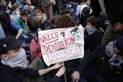 Estudiantes durante la protesta en París, 17 de octubre de 2013. Su padre ya había sido deportado a Kosovo tras fracasar todos los recursos a las decisiones de las autoridades francesas, que habían denegado su estancia en el país, adonde la familia Dibrani había llegado clandestinamente en 2009.