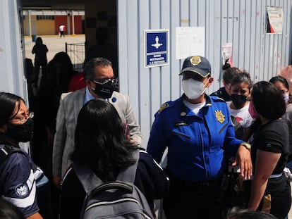 Elementos de la policía acuden a una escuela secundaria en Iztapalapa, en una fotografía de archivo.