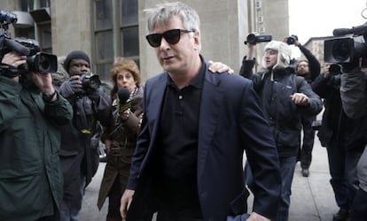 El actor Alce Baldwin a su llegada al juicio.