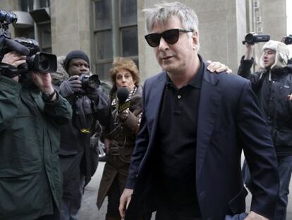 El actor Alce Baldwin a su llegada al juicio.