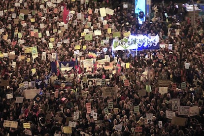 Manifestantes a favor do clima nas ruas de Madri.