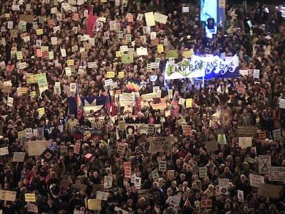 Manifestantes a favor do clima nas ruas de Madri.