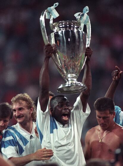 Boli levanta la Copa de Europa ganada en 1993 por el Olympique de Marsella, en Múnich. A su izquierda, el alemán Vöeller.