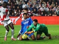 Batalla se lanza a por el balón ante Bellingham en Vallecas.