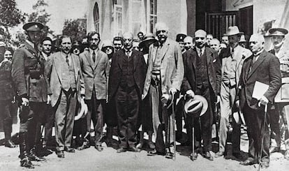 Arthur Balfour, cuarto por la derecha, en 1925 en una visita aTel Aviv.