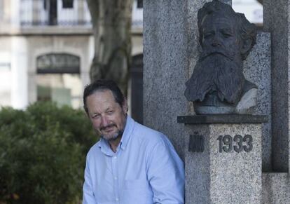 Tino Fraga ante la estatua del Médico Rodríguez en A Coruña
