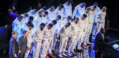 Magic Johnson y los jugadores del All Star, durante los ocho segundos de silencio en memoria de Kobe Bryant.