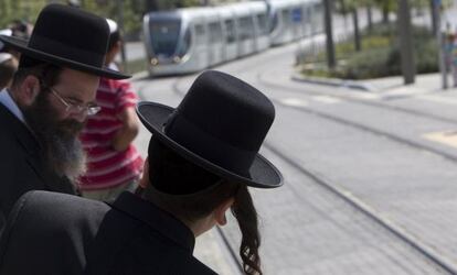 Un grupo de personas espera el tranv&iacute;a en Jerusal&eacute;n. 