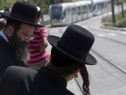 Un grupo de personas espera el tranv&iacute;a en Jerusal&eacute;n. 