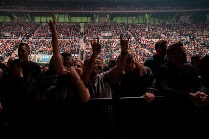 Asistentes al concierto de Roger Waters, ayer en Barcelona. 