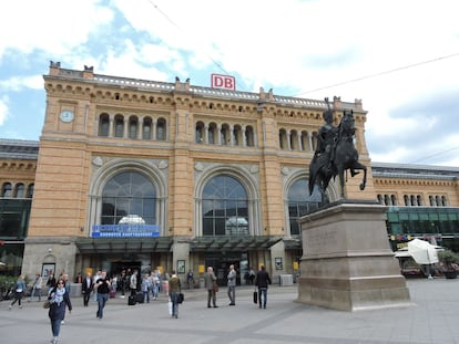 La estatua del rey Ernesto Augusto, montado a caballo con su uniforme de húsar, posa al frente de la estación central desde 1861. El monumento tiene una función práctica como punto de reunión inconfundible: aquí los habitantes de Hannover suelen quedar "debajo de la cola".