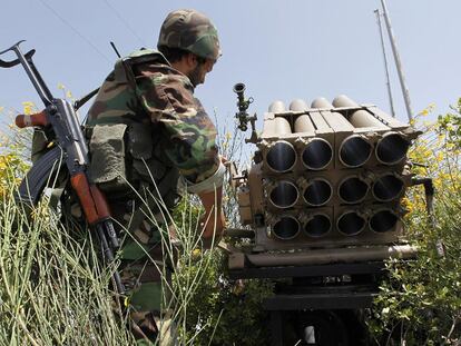Un combatiente de Hezbolá, el sábado junto a un lanzacohetes en el sur de Líbano.
