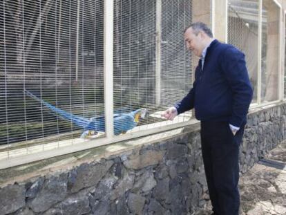 Miguel &Aacute;ngel Ram&iacute;rez, el jueves ante su pajarera declarada ilegal.