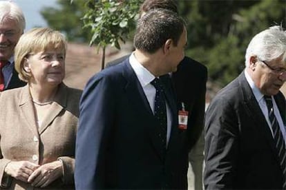 De izquierda a derecha, Merkel, Zapatero y el ministro de Industria, Joan Clos, durante la cumbre en Meersburg (Alemania).