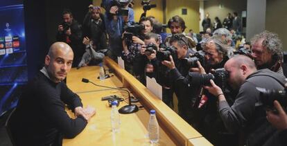 Guardiola antes de su rueda de prensa en el Camp Nou