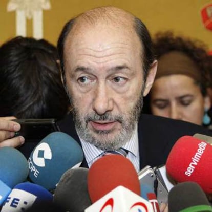 Alfredo Pérez Rubalcaba se dirige a los medios en el aeropuerto de Barajas antes de viajar a Senegal.