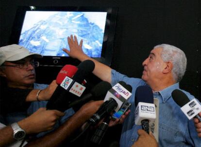 El secretario general del Consejo General de Antigüedades, Zahi Hawas, muestra a los periodistas las primeras imágenes de los restos de la embarcación, todavía enterrado, tras la introducción de una minúscula cámara de vídeo.