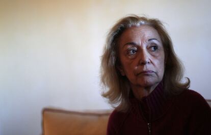 Mónica Briceño, enferma de Alzheimer, en su vivienda donde espera ser desahuciada.