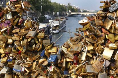 Candados en el Pont des Arts de París, por J. NAEGELEN (REUTERS)