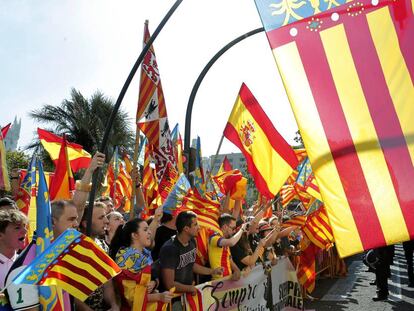 Una parte del público que ha seguido la Procesión ha exhibido banderas valencianistas y españolas.