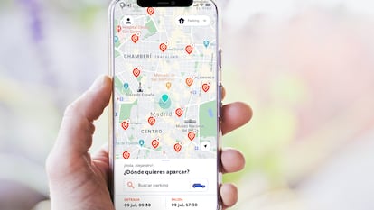 Mapa de aparcamientos en una zona seleccionada con la aplicación Parclick.