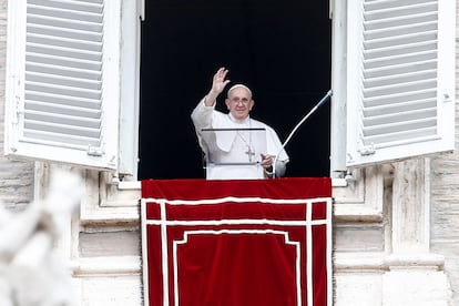 El papa Francisco recita la oración del Angelus desde la ventana de su estudio, en la Plaza de San Pedro, Ciudad del Vaticano, este domingo 8 de agosto.