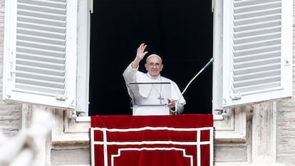 O papa Francisco recita a oração do Angelus da janela de seu apartamento, na praça de São Pedro, Cidade do Vaticano, neste domingo 8 de agosto.