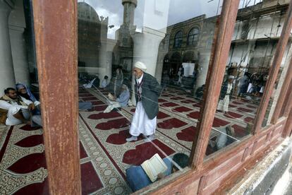 Fieles yemeníes leen el Corán en una mezquita de Saná (Yemen).