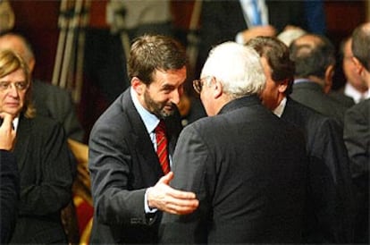 El nuevo líder del PNV, Josu Jon Imaz, a la izquierda, saluda al presidente de Asturias, Álvarez Areces (PSOE), en la toma de posesión de Pasqual Maragall.