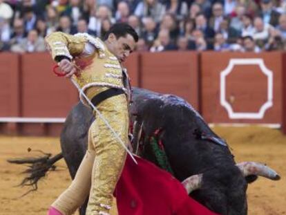 El diestro Paco Ure&ntilde;a, en una trincherilla a su primer toro.