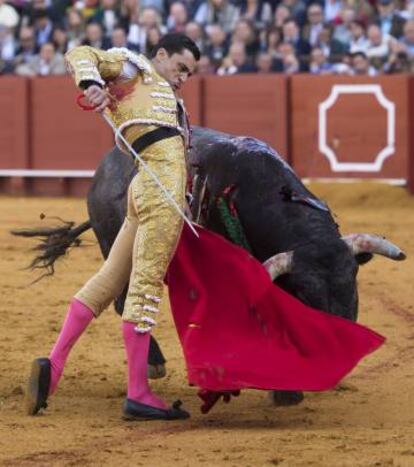 El diestro Paco Ureña, en una trincherilla a su primer toro.