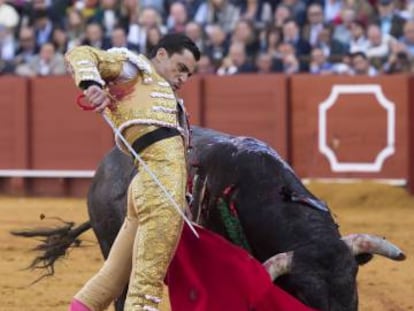 El diestro Paco Ure&ntilde;a, en una trincherilla a su primer toro.