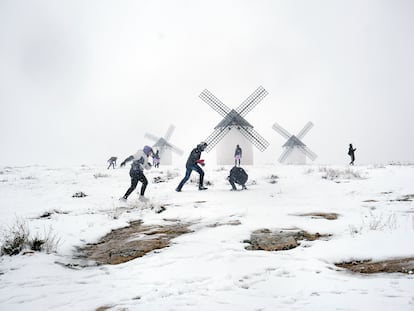 Un grupo de jóvenes juega con la nieve en Campo de Criptana (Ciudad Real).