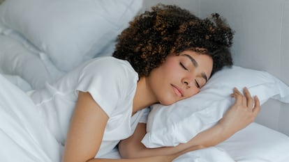 Una chica durmiendo con una almohada viscoelástica