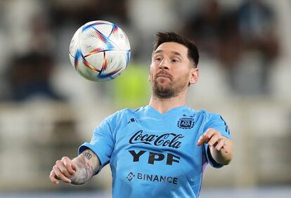 Messi, con una camiseta de Argentina patrocinada por la petrolera YPF.