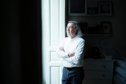 Fernando Beltrán, poeta, fotografiado en su casa de Madrid el 8 de marzo de 2024. 
