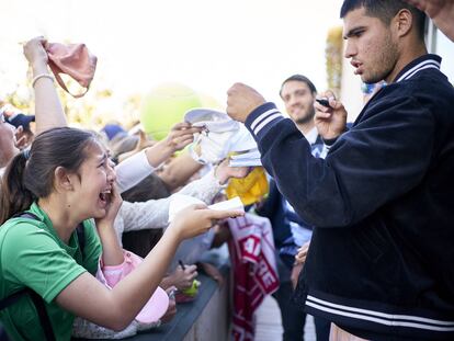 Alcaraz firma autógrafos en las instalaciones del Real Club de Tenis Barcelona, en una imagen cedida por el torneo.