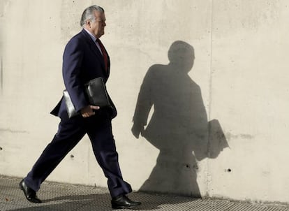 El extesorero del PP Luis Bárcenas, a su llegada a la Audiencia Nacional en San Fernando de Henares, el 5 de octubre de 2016.